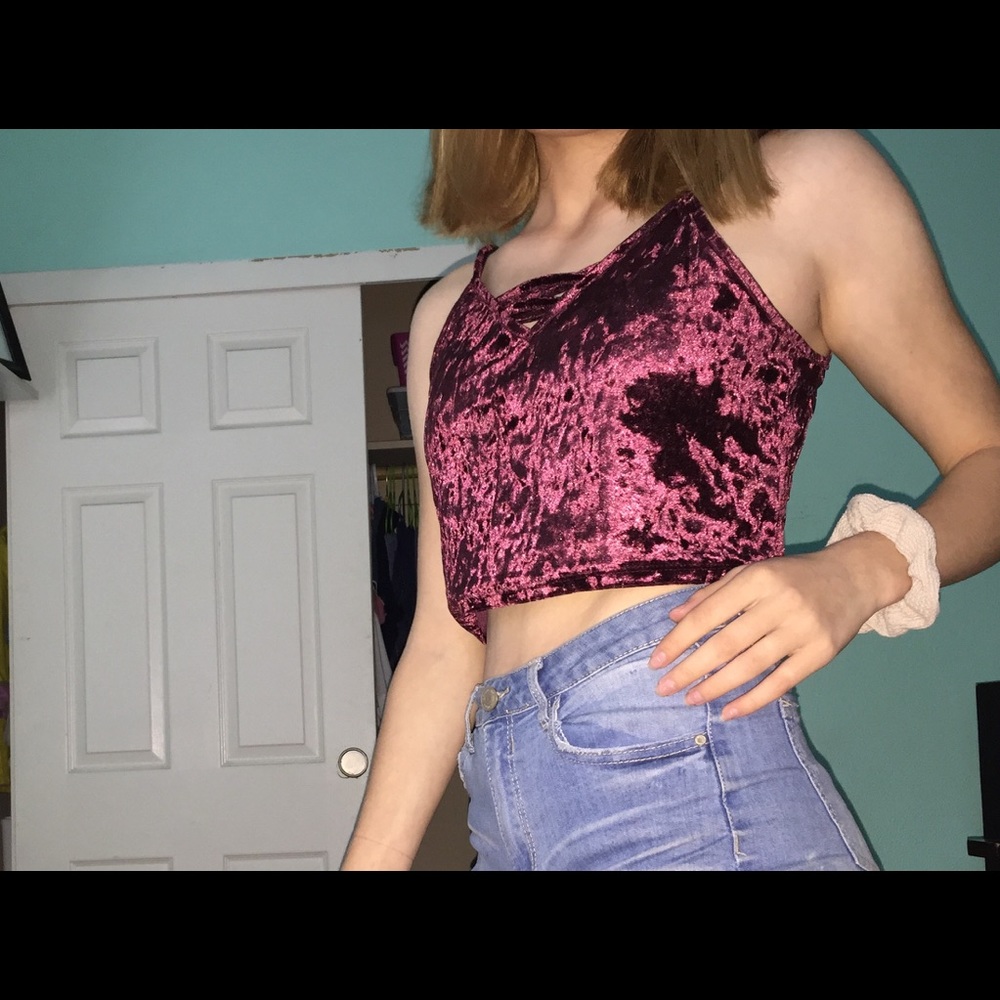 I’m selling this cropped velvet shirt